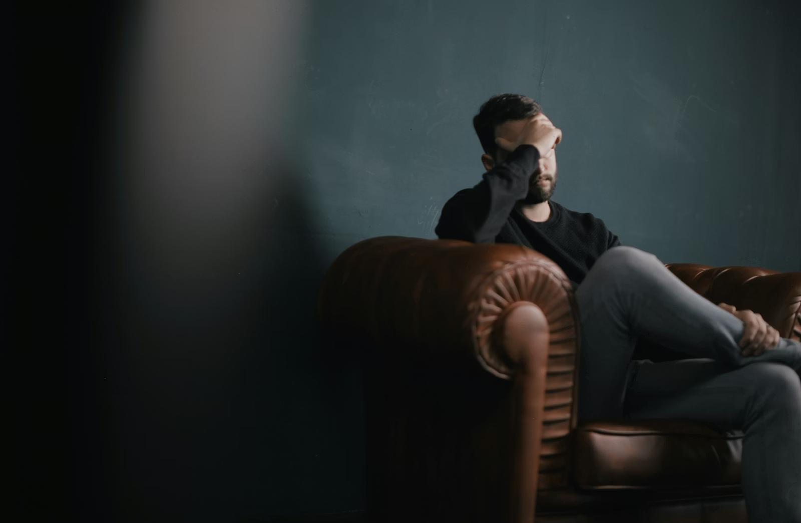Persona en un espacio tranquilo reflexionando sobre ansiedad y gestión emocional